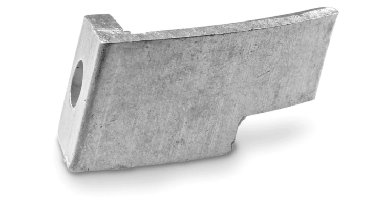 Wychwytnik pilarki T435 Husqvarna, w kolorze srebrnym, widoczny okrągły otwór, brak logo i napisów, tło jasne, białe.