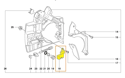 Pokrywa przy obudowie sprzęgła pilarki 339 XP Husqvarna, oznaczona kolorem żółtym i numerem 18, zdjęcie schematu pilarki, widoczne też inne współpracujące części. Tło białe.