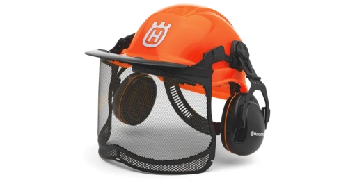 Kask leśny Functional Husqvarna w kolorze pomarańczowym, z siatkową osłoną twarzy i ochronnikami słuchu, prezentowany z przodu. Widoczne logo Husqvarna na boku kasku, do zastosowania w leśnictwie i pracach na świeżym powietrzu.