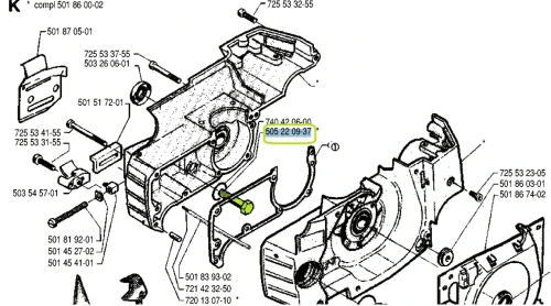 Śruba prowadnicy pilarki Husqvarna 254, 262XP, 51, 55 w kolorze metalicznym, wyraźnie widoczna na planie produktu. Element rozłożony, ukazujący detale mocowania oraz otwory montażowe. Tło jasno szare, podkreślające kształt i funkcję śruby.