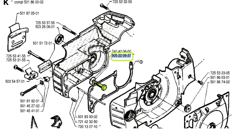 Śruba prowadnicy pilarki Husqvarna 254, 262XP, 51, 55 w kolorze metalicznym, wyraźnie widoczna na planie produktu. Element rozłożony, ukazujący detale mocowania oraz otwory montażowe. Tło jasno szare, podkreślające kształt i funkcję śruby.