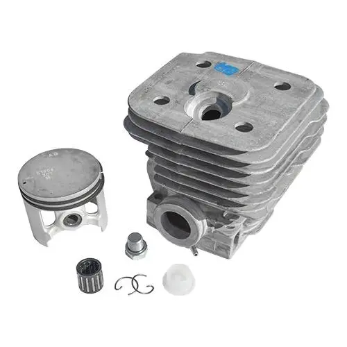 Cylinder kompletny pilarki 395XP Husqvarna z metalowym korpusem w odcieniu szaro-srebrnym. W komplecie tłok, pierścienie oraz niewielki element mocujący. Produkt leży płasko na białym tle, ukazując detale konstrukcji.