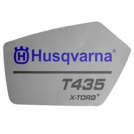 Naklejka rozrusznika pilarki T435 Husqvarna, w kolorze srebrnym z niebieskim logo i napisem Husqvarna, tło jasne, białe.