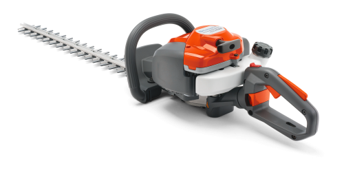 Nożyce spalinowe do żywopłotu Husqvarna 122HD60 w kolorze pomarańczowym i szarym, z metalowym ostrzem o długiej, prostej krawędzi. Ujęcie z boku podkreśla uchwyt oraz widoczne elementy regulacyjne. Tło jednolite.