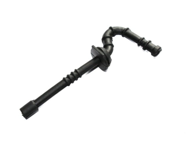 Przewód paliwa do pilarki Stihl 021/023/025/MS230/25 w kolorze czarnym. Elastyczna rurka z zakrzywioną końcówką, z wyraźnymi rowkami na mocowanie. Ujęcie z boku na jasnym tle, ukazujące kształt oraz detale konstrukcji.