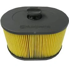 Filtr powietrza do Husqvarna K970, K1260, K1260 Rail, owalny, czarny z żółtym papierowym wkładem, centralny otwór mocowania, fałdowana struktura, na neutralnym tle.