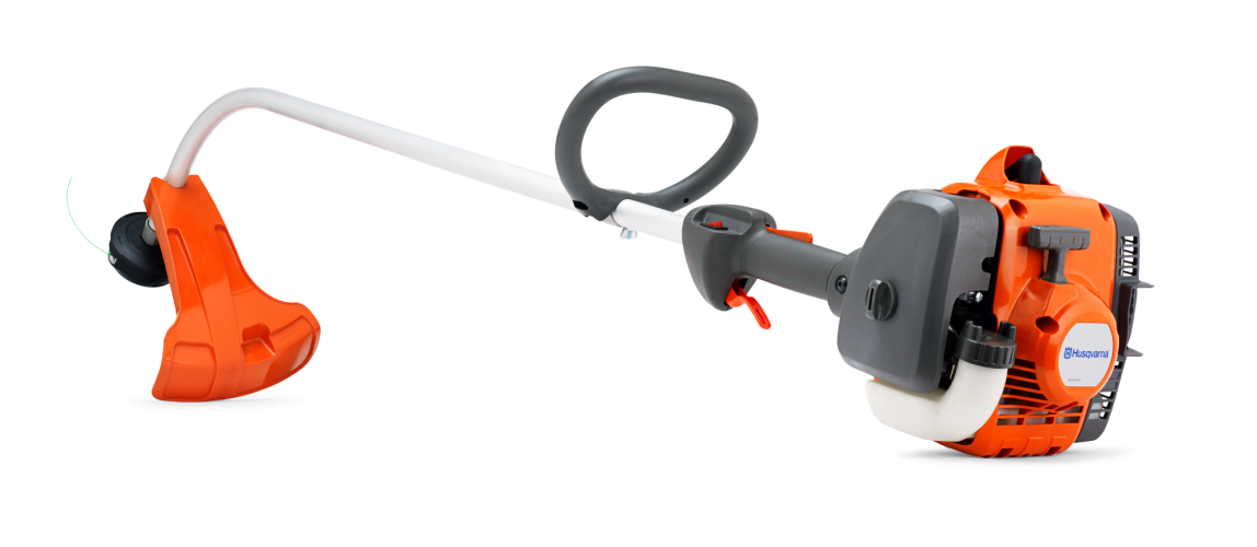 Podkaszarka Husqvarna 122C z widoczną pomarańczową głowicą tnącą, metalowym uchwytem i białą rurą. Produkt jest ustawiony w pozycji stojącej, z boku, ukazując detale konstrukcji oraz logo Husqvarna na obudowie silnika. Tło białe.