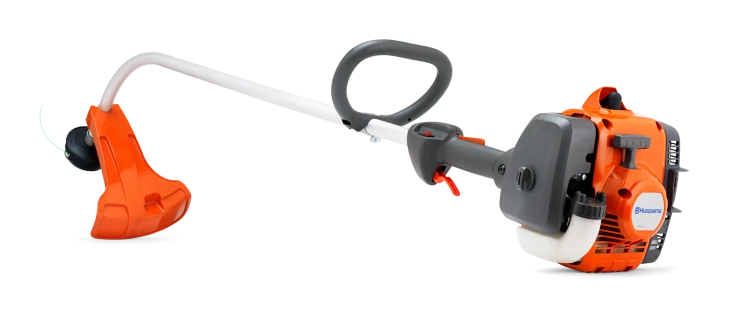 Podkaszarka Husqvarna 122C z widoczną pomarańczową głowicą tnącą, metalowym uchwytem i białą rurą. Produkt jest ustawiony w pozycji stojącej, z boku, ukazując detale konstrukcji oraz logo Husqvarna na obudowie silnika. Tło białe.