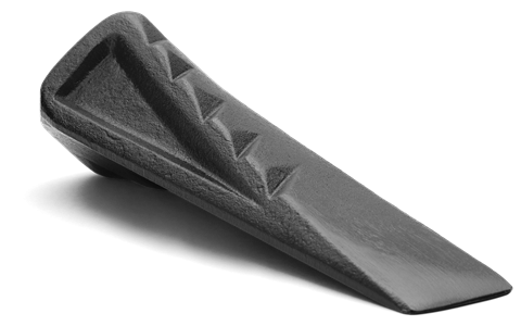 Klin do rozłupywania 2,0 kg HUSQVARNA, czarny, o prostokątnym kształcie z wyraźnym rowkiem do chwytania, widoczny z boku pod kątem. Powierzchnia matowa, z bokami lekko szlifowanymi; na jednej stronie struktura w formie trójkątnych wypustek.