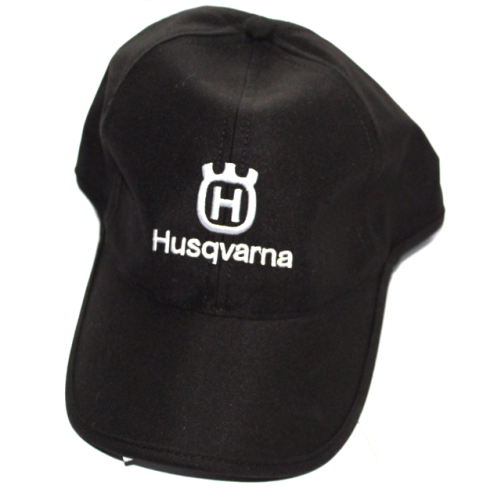 Czarna czapka z daszkiem HUSQVARNA, wykonana z materiału tekstylnego, pokazana z boku. Na froncie czytelne białe logo z literą H oraz napisem Husqvarna. Całość ma klasyczny kształt czapki, z lekko zaokrąglonym daszkiem.