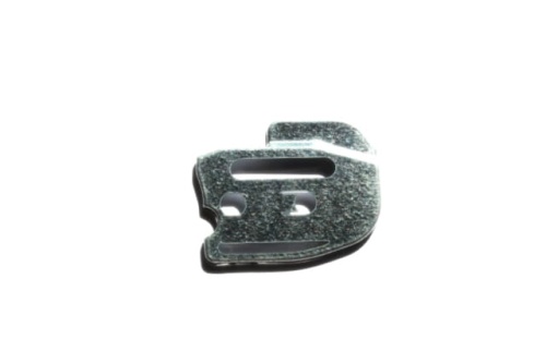 Osłona karteru pilarki Husqvarna 240, 235, 236 Jonsered CS2238S, metaliczna, z wycięciami, w kształcie nieregularnego prostokąta. Produkt leży na białym tle, ukazując gładką, błyszczącą powierzchnię oraz otwory do mocowania.