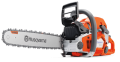 Pomarańczowa pilarka Husqvarna 562 XP®G z metalowym łańcuchem, prowadnicą i ergonomiczną rączką, widoczna z boku. Profesjonalne narzędzie do intensywnego cięcia drewna, z logo Husqvarna.