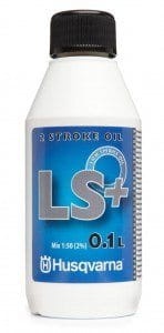 Olej do silników dwusuwowych LS+ HUSQVARNA w białej butelce o pojemności 0,1 L z czarnym zakrętką. Etykieta w niebieskich odcieniach z napisem LS+ oraz logo HUSQVARNA. Butelka stojąca na białym tle, prosta perspektywa.