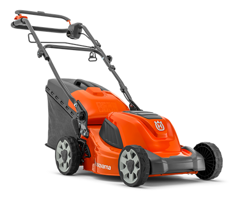 Kosiarka elektryczna Husqvarna LC 141C w kolorze pomarańczowo-czarnym z tworzywa, z koszem na trawę i ergonomicznymi uchwytami, na czterech kołach, widok z boku, gotowa do ogrodu.