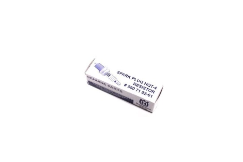 Świeca zapłonowa HQT-4 Resistor umieszczona na białym tle. Opakowanie wykonane z kartonu z widocznym napisem SPARK PLUG HQT-4 RESISTOR i logo producenta. Wymiary opakowania niewielkie, z zaokrąglonymi krawędziami.