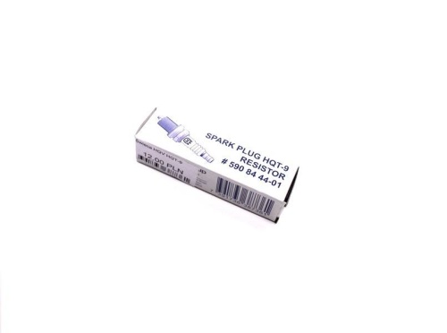 Świeca zapłonowa HQT-9 Resistor w opakowaniu z białego kartonu z nadrukiem. Widok boczny na produkt z czytelnym napisem „SPARK PLUG HQT-9 RESISTOR” oraz numerem katalogowym. Opakowanie z kodem kreskowym, wymiary opakowania niewidoczne.