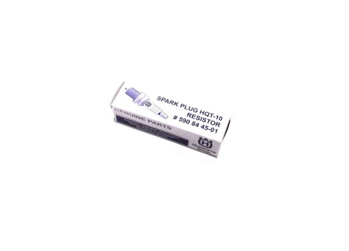 Świeca zapłonowa HQT-10 Resistor w białym, prostokątnym opakowaniu z niebieskimi i czarnymi detalami. Nadruki: SPARK PLUG HQT-10 RESISTOR, # 590 84 45-01 oraz logo Husqvarna na białym tle.