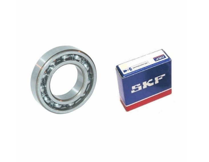 Łożysko wału korbowego Husqvarna, metalowe, okrągłe, z widocznymi kulkami w wnętrzu. Obok kartonik z logo SKF, w kolorze niebieskim i czerwonym. Produkt widoczny z boku, na białym tle, co podkreśla szczegóły konstrukcyjne.