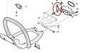 Amortyzator nożyc 325HD75 Husqvarna, widoczny z boku, w pozycji zamontowanej. Produkt ma srebrny kolor, cylindryczną formę oraz widoczną sprężynę. Dodatkowe elementy montażowe w tle. Całość na prostym tle, ułatwiającym identyfikację.