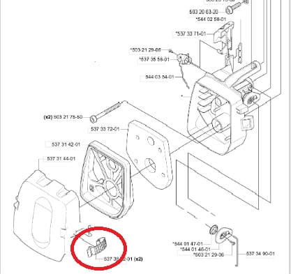 Zapinka pokrywy filtra powietrza kosy Husqvarna 333R, w kolorze metalicznym, z widocznymi detalami montażowymi. Element leży na białym tle, wyraźnie widoczne kształty i wymiary. Zbliżenie na główne mocowanie.