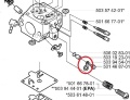 Dźwignia gaźnika do pilarki Husqvarna 340/345/350, czarny metalowy element o okrągłym kształcie z mocowaniem, przeznaczony do silnika. W tle widoczny schemat z numerami części.