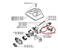 Cięgno gazu pilarki Husqvarna 242, przedstawione w zbliżeniu, zainstalowane w zamontowanej pozycji. Wykonane z metalu, z charakterystycznym ergonomicznym uchwytem. Element w formie linki z mocowaniem i kształtem umożliwiającym łatwe użytkowanie.