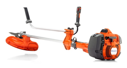 Wykaszarka Husqvarna 345FR, pomarańczowa, z ergonomiczną rączką, metalowym uchwytem i zestawem ostrzy. Widok boczny ukazujący regulowany staw, logo Husqvarna i osłonę tnącą. Na białym tle.
