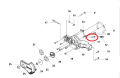 Cylinder tłoka pompy pilarki Husqvarna 340/345/450, metalowy, cylindryczny, w kolorze srebrnym, z widocznymi otworami mocującymi. Ujęcie pod kątem, z detalem elementu montażowego. Produkt w podziale na części, z pozostałymi elementami w tle.