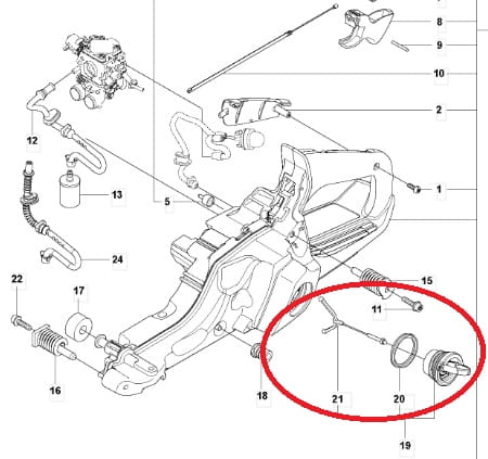 Korek zbiornika paliwa do pilarki Husqvarna 445/450/550. Element okrągły z widocznymi mocowaniami, w kolorze czarnym, wykonany z materiału plastikowego. Widoczny detal otworu do wlewu paliwa oraz oznaczenia umożliwiające łatwą obsługę.