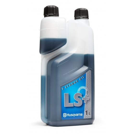 Olej do silników dwusuwowych LS Husqvarna 1L w ergonomicznym przezroczystym opakowaniu z czarną zakrętką i niebieską etykietą „2 STROKE OIL” z logo Husqvarna, na białym tle.