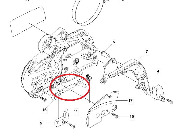 Napinacz łańcucha do piły spalinowej Husqvarna 450e, widoczny z boku, prezentujący metalowy mechanizm z zarysem. Element ma prostokątny kształt, z wyraźnymi otworami i dokładnymi detalami. Tło proste, białe, ułatwiające identyfikację.