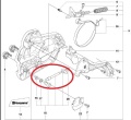 Zestaw napinacza łańcucha piły Husqvarna z metalowymi elementami, dwoma gwintowanymi tulejami i centralnym prętem, widoczny z boku na białym tle. Logo Husqvarna w lewym dolnym rogu.
