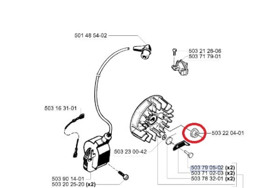 Nakrętka koła zamachowego do pilarki Husqvarna, metalowa, okrągła z wycięciem na śrubę. Widoczna w kontekście montażu z innymi elementami, w zbliżeniu. Tło białe, co podkreśla szczegóły produktu.