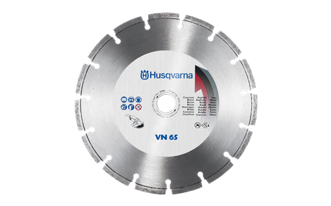 Tarcza diamentowa Husqvarna VN65 o średnicy 400 mm, szerokości 25,4 mm i otworze 20 mm. Okrągła, metaliczna z wyraźnie zaznaczonym logo Husqvarna. Obejmuje worek wycięć, co ułatwia odprowadzanie wiórów. Widok frontalny, na jednolitym tle.