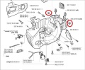 Nakrętka przy skrzyni korbowej do pilarki Husqvarna 340, metalowa, kwadratowa, o gładkiej powierzchni; umieszczona w układzie części zamiennej. Kąt ujęcia: z góry, widoczna na tle innych elementów. Kolor stalowy, wymiar standardowy.
