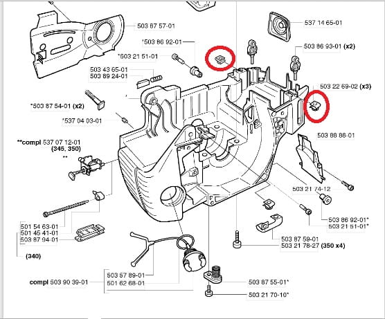 Nakrętka przy skrzyni korbowej do pilarki Husqvarna 340, metalowa, kwadratowa, o gładkiej powierzchni; umieszczona w układzie części zamiennej. Kąt ujęcia: z góry, widoczna na tle innych elementów. Kolor stalowy, wymiar standardowy.