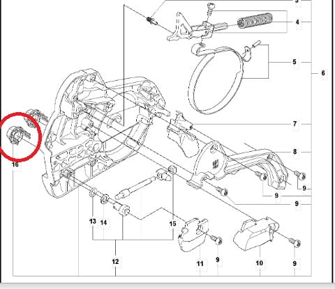Nakrętka blokująca przy hamulcu łańcucha pilarki Husqvarna, widoczna w zbliżeniu, w kolorze srebrnym. Element o cylindrycznym kształcie z gwintem, umiejscowiony w schemacie technicznym pilarki, bez dodatkowych detali i napisów.