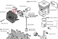 Nakrętka uchwytu dźwigni gazu do kosy spalinowej 135R, metalowa, okrągła z gwintem. Widoczna w centralnej części diagramu, otoczona innymi elementami silnika w schemacie. Ujęcie frontalne, na białym tle, ilustracyjny kontekst montażowy.