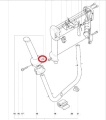 Nakrętka uchwytu dźwigni gazu do kosy spalinowej 135R, metaliczna, o okrągłym kształcie, z widocznym gwintem. Ujęcie pokazuje fragment montażowy z perspektywy bocznej, na tle technicznym z elementami wsparcia.