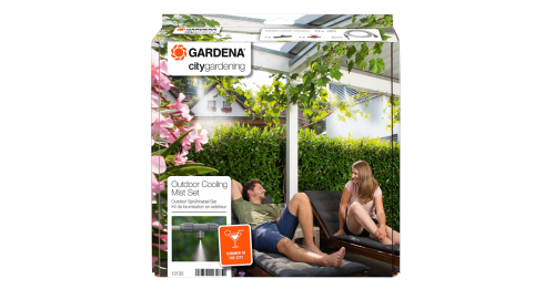 Kurtyna wodna Gardena zamontowana nad miejscem do relaksu, na tle zieleni. Widoczne dysza, logo i opis funkcji. Kontrastowe kolory, idealny zestaw do użytku zewnętrznego.