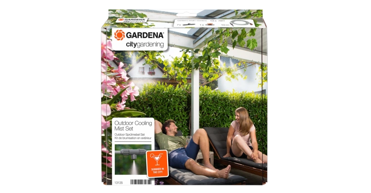 Kurtyna wodna Gardena zamontowana nad miejscem do relaksu, na tle zieleni. Widoczne dysza, logo i opis funkcji. Kontrastowe kolory, idealny zestaw do użytku zewnętrznego.