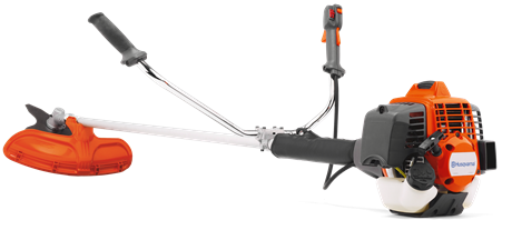 Wykaszarka Husqvarna 543RS z pomarańczowymi elementami i metalowym wałem, wyposażona w żyłkową głowicę tnącą, pokazana z boku na białym tle w pozycji leżącej.