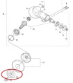 Tarcza pędna/wieloklin wykaszarki Husqvarna 345R/545RX, metalowa, okrągła z profilem wieloklinowym. Widok eksplodowany, z detalem elementu nr 18, pokazującym wnętrze tarczy. Tło neutralne, brak dodatkowych elementów.