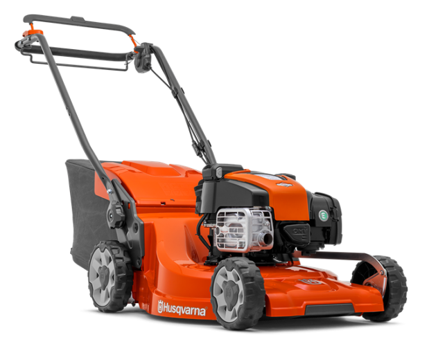 Kosiarka spalinowa Husqvarna LC 347VI w kolorze pomarańczowym. Ujęcie z przodu, z widocznymi dużymi kołami i silnikiem. Ergonomiczne rączki z regulacją wysokości, a z tyłu zainstalowany zbiornik na trawę. Prosta konstrukcja, idealna do ogrodów.