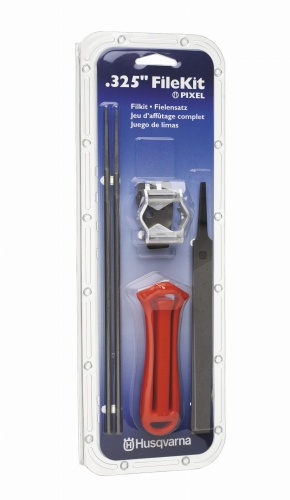 Zestaw do ostrzenia łańcucha .325/1,3 mm Husqvarna w przezroczystym opakowaniu. Widoczne akcesoria: stalowe pilniki, uchwyt w intensywnym czerwonym kolorze oraz szczotka. Tło niebieskie z białymi napisami i logo Husqvarna. Produkt leży płasko.