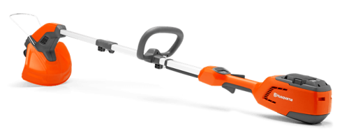Podkaszarka akumulatorowa Husqvarna 115IL w kolorze pomarańczowym z metalowym uchwytem. Produkt leży poziomo, w czołowej perspektywie. Z przodu widoczny jest głowica tnąca oraz akumulator. W tle prosta szara powierzchnia.