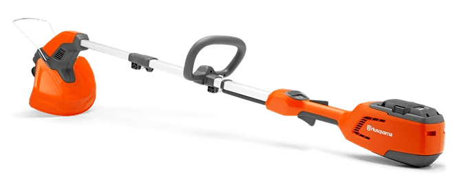 Podkaszarka akumulatorowa Husqvarna 115IL w kolorze pomarańczowym z metalowym uchwytem. Produkt leży poziomo, w czołowej perspektywie. Z przodu widoczny jest głowica tnąca oraz akumulator. W tle prosta szara powierzchnia.