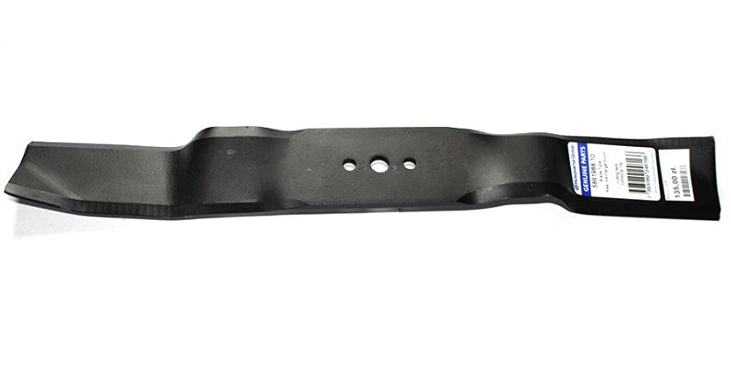 Nóż Husqvarna C132X o długości 48,5 cm, czarny, metalowy, prosty kształt z wyprofilowanym ostrzem. Widoczna etykieta z logo Husqvarna oraz otwory do mocowania. Położony poziomo na jasnym tle, ukazuje szczegóły konstrukcji.