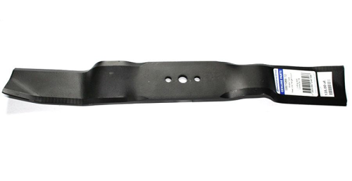Nóż Husqvarna C132X o długości 48,5 cm, czarny, metalowy, prosty kształt z wyprofilowanym ostrzem. Widoczna etykieta z logo Husqvarna oraz otwory do mocowania. Położony poziomo na jasnym tle, ukazuje szczegóły konstrukcji.