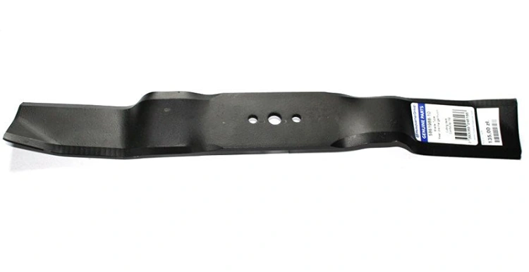 Nóż Husqvarna C132X o długości 48,5 cm, czarny, metalowy, prosty kształt z wyprofilowanym ostrzem. Widoczna etykieta z logo Husqvarna oraz otwory do mocowania. Położony poziomo na jasnym tle, ukazuje szczegóły konstrukcji.
